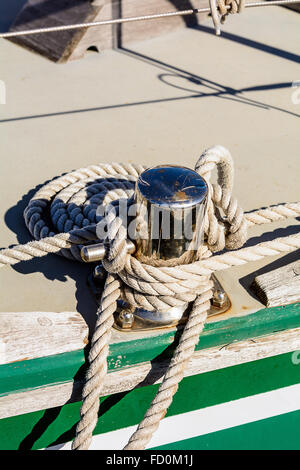 Voir les détails de noeuds fragmentaires et des cordes sur le yacht amarré dans le dock Banque D'Images