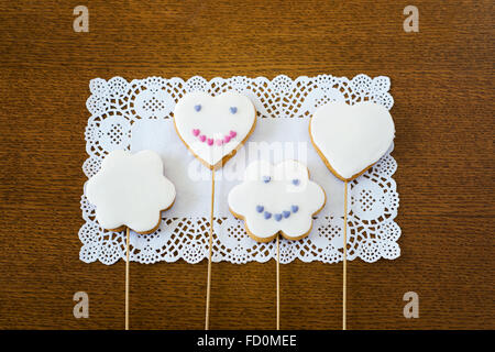 Photo de smiling cookies sur fond de bois. Banque D'Images