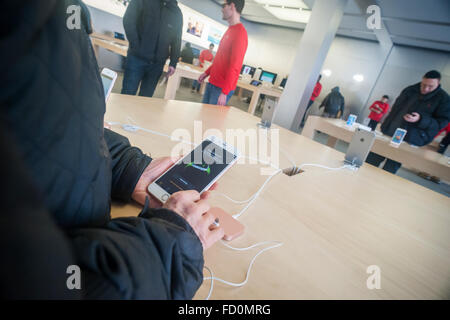 Un client essaie l'un iPhone 6S Plus dans le Meatpacking District Apple store à New York le lundi 25 janvier, 2016. Apple prévoit de libérer maison de vacances trimestre mardi. (© Richard B. Levine) Banque D'Images