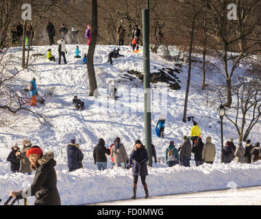 Les visiteurs de Central Park en traîneau l'après Tempête Jonas le Dimanche, Janvier 24, 2016. Le blizzard de dumping de 26,8 pouces sur Central Park ce qui en fait le deuxième montant le plus élevé depuis que l'on a commencé en 1869. (© Richard B. Levine) Banque D'Images