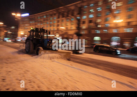 Kiev, Ukraine. 25 Jan, 2016. Le déneigement sur Khreshchatyk. Une chute de neige a frappé la ville au début de la journée. Hydro ukrainien a annoncé le centre météorologique d'avertissement de tempête dans la capitale Kiev et certaines régions en Ukraine pour plusieurs jours encore. © Serhii Nuzhnenko/Pacific Press/Alamy Live News Banque D'Images