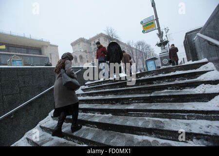 Kiev, Ukraine. 25 Jan, 2016. Les gens sortent de la voie souterraine durant une chute de neige au centre-ville de Kiev. Une chute de neige a frappé la ville au début de la journée. Hydro ukrainien a annoncé le centre météorologique d'avertissement de tempête dans la capitale Kiev et certaines régions en Ukraine pour plusieurs jours encore. © Serhii Nuzhnenko/Pacific Press/Alamy Live News Banque D'Images