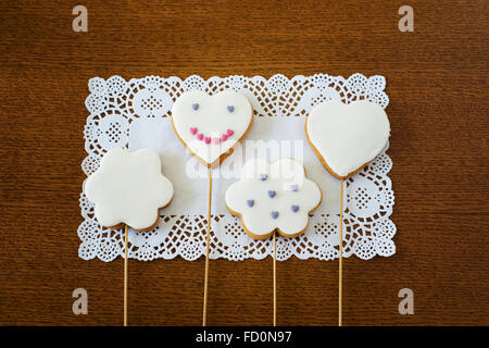 Une photo de coeur smiling cookies sur table en bois. Banque D'Images