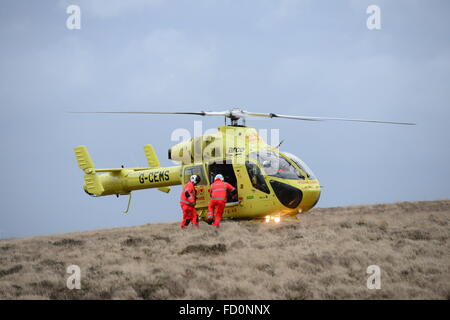 Yorkshire Air Ambulance assister à un accident sur l'A628 Woodhead Pass, près de Dunford Bridge, West Yorkshire, Royaume-Uni. Banque D'Images