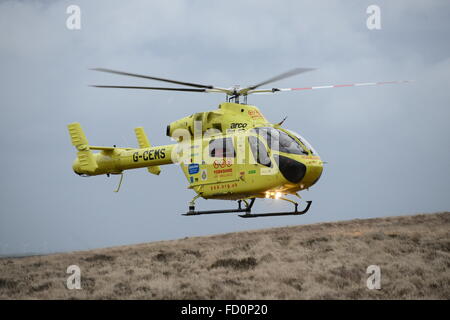Yorkshire Air Ambulance assister à un accident sur l'A628 Woodhead Pass, près de Dunford Bridge, West Yorkshire, Royaume-Uni. Banque D'Images