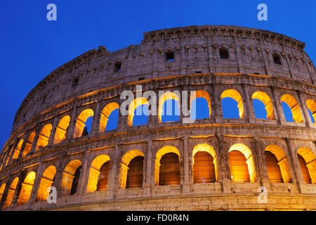 Le colisée ou amphithéâtre Flavien ou Colisée à Rome, Italie ; (Latin : Amphitheatrum Flavium) ; Anfiteatro Flavio ou Colosseo Banque D'Images