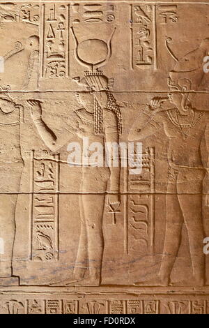 Egypte - Le Temple d'Isis à Philae, Île-hieroglyphcs et bas-relief de la déesse Isis à l'intérieur de temple, l'UNESCO Banque D'Images