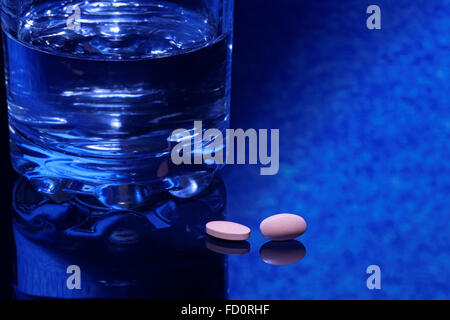 Statines médicaments génériques ou avec un verre d'eau. Concept de la santé et de la médecine. Banque D'Images