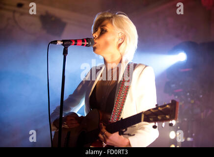 Londres, Royaume-Uni. 26 janvier, 2016. Nina Nesbitt, 21 l'exécution au Bush Hall, London Shepherds Bush, cette soirée qui s'annonce de la sortie de son 'Modern Love' EP qui est sortie le 5 février. Credit : Oliver Dixon/Alamy Live News Banque D'Images