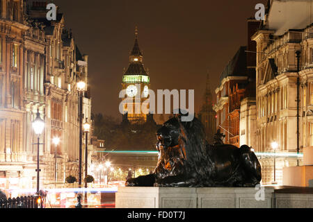 Vue de nuit, Londres : Big Ben, la Statue de Lion, vu de Trafalgar Square Banque D'Images