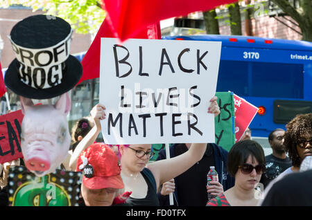 Les manifestants dans un Don't Shoot rally mars à centre-ville de Portland, Oregon dans le cadre du premier mai 2015 Banque D'Images