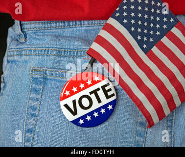 Bouton de vote et le drapeau américain en bleu jean pocket Banque D'Images