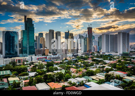 Vue sur les toits de Makati au coucher du soleil, dans la région métropolitaine de Manille, aux Philippines. Banque D'Images