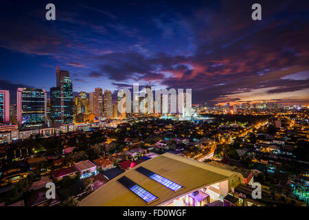 Vue sur les toits de Makati, dans la nuit, dans la région métropolitaine de Manille, aux Philippines. Banque D'Images