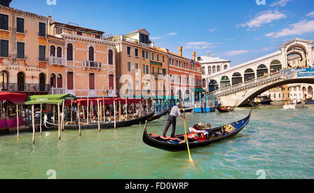 Venise - Grand Canal, les touristes en gondole explorer Venise, Italie Banque D'Images
