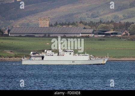 Le HMS Blyth, un de la Royal Navy de Sandown, chasseur de classe est vue ici au large de Greenock durant l'exercice Joint Warrior 14-2. Banque D'Images