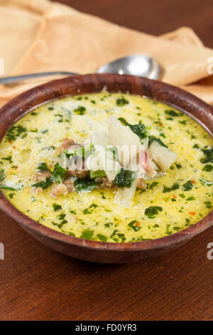 La saucisse et le chou frisé zuppa toscana soupe crémeuse italienne Banque D'Images