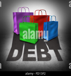 La dette d'achat et dépenses par carte de crédit crise comme un groupe de sacs de détail jette une ombre avec le texte comme un échec financier et budget concept problème causé par des dépenses excessives. Banque D'Images