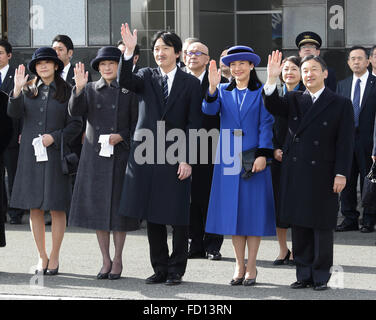 (L-R) La Princesse Mako, La Princesse Kiko, le Prince Akishino, la Princesse Masako, Prince héritier Naruhito assister à un send off pour le japonais l'empereur Akihito et l'Impératrice Michiko qui vont visiter les Philippines, à l'aéroport de Haneda, à Tokyo, au Japon, le 26 Jan 2016. © Motoo Naka/AFLO/Alamy Live News Banque D'Images