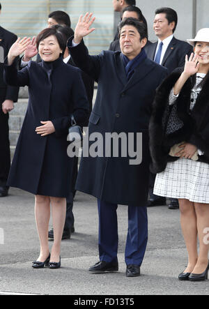 Le Premier ministre japonais Shinzo Abe et son épouse Akie Abe assister à un send off pour le japonais l'empereur Akihito et l'Impératrice Michiko qui vont visiter les Philippines, à l'aéroport de Haneda, à Tokyo, au Japon, le 26 Jan 2016. © Motoo Naka/AFLO/Alamy Live News Banque D'Images