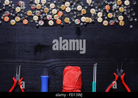 Outils pour la couture. boutons, fils, aiguilles, crochets et pinces Banque D'Images