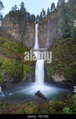 Chutes de Multnomah à Columbia River Gorge Oregon un jour de pluie Banque D'Images