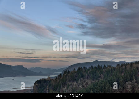 Pleine Lune croissante au point de la Couronne dans la gorge de la rivière Columbia dans l'Oregon à Twilight Banque D'Images