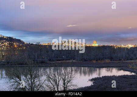 Le centre-ville de Portland (Oregon) vue sur la ville de Oaks bas Wildlife Refuge au crépuscule Banque D'Images