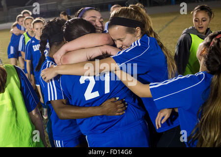 En Floride, aux États-Unis. 27 Jan, 2016. Zack Wittman | fois.L'East Lake High School Girl's soccer team célèbre après avoir remporté la demi-finale régionale contre Bloomingdale, 1-0, à Bloomingdale High School le mardi soir, le 26 janvier 2016. © Tampa Bay Times/ZUMA/Alamy Fil Live News Banque D'Images