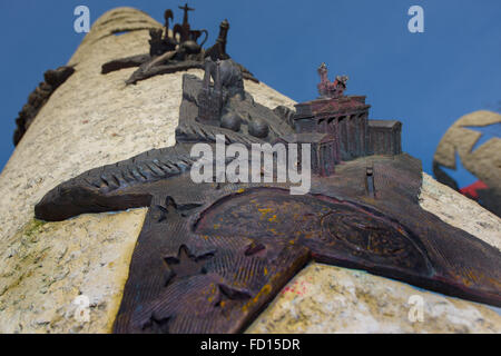 Schengen, Luxembourg. 26 janvier, 2016. La porte de Brandebourg est représenté sur une étoile sur l'une des trois colonnes, sur lesquelles chacune des 26 nations de l'accord de Schengen sont représentés par une étoile, à Schengen, Luxembourg, le 26 janvier 2016. Perl voisins en Allemagne et au Luxembourg Schengen ont profité de la fin des contrôles aux frontières en 1995. Une fin à l'accord de Schengen, qui a été mentionné dans le cadre de la crise des réfugiés, pourrait les affecter particulièrement mal. PHOTO : OLIVER DIETZE/DPA/Alamy Live News Banque D'Images