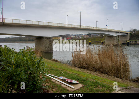 Perl, Allemagne. 26 janvier, 2016. Pont de Schengen, qui relie l'espace Schengen en Luxembourg et Perl en Allemagne, photographié en Perl, Allemagne, 26 janvier 2016. PHOTO : OLIVER DIETZE/DPA/Alamy Live News Banque D'Images