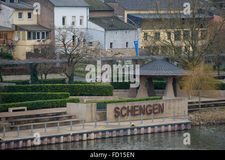 Schengen, Luxembourg. 26 janvier, 2016. Les rives de la Moselle, à Schengen, Luxembourg, le 26 janvier 2016. PHOTO : OLIVER DIETZE/DPA/Alamy Live News Banque D'Images