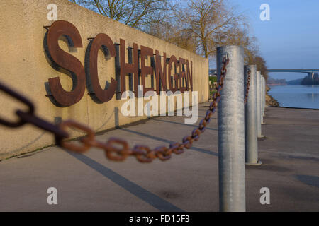 Schengen, Luxembourg. 26 janvier, 2016. Lit lettrage' dans «Schengen Schengen, Luxembourg, le 26 janvier 2016. Perl voisins en Allemagne et au Luxembourg Schengen ont profité de la fin des contrôles aux frontières en 1995. Une fin à l'accord de Schengen, qui a été mentionné dans le cadre de la crise des réfugiés, pourrait les affecter particulièrement mal. PHOTO : OLIVER DIETZE/DPA/Alamy Live News Banque D'Images