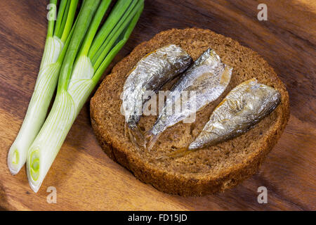 Le pain de seigle avec de délicieux anchois sur la vieille table en bois Banque D'Images