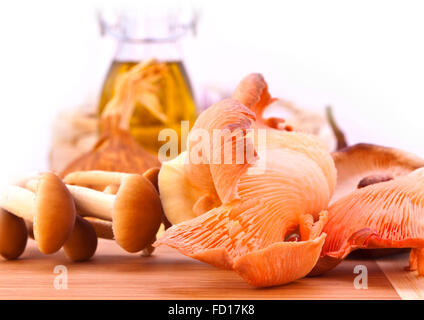 Les champignons frais sur une planche en bois Banque D'Images