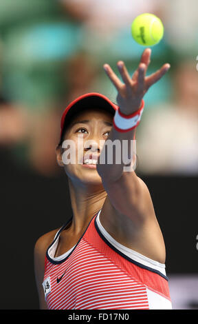 Melbourne, Australie. 27 Jan, 2016. La Chine Shuai Zhang sert la balle pendant le quart des femmes contre Johanna Konta de Grande-Bretagne à l'Australian Open Tennis Championships à Melbourne, Australie, 27 janvier 2016. Shuai Zhang a perdu le match 4-6, 1-6. Credit : Bi Mingming/Xinhua/Alamy Live News Banque D'Images