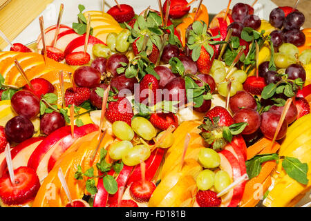 Buffet authentique, assortiment de fruits frais, de baies et d'agrumes. Matin, à la mode d'éclairage atmosphérique soft spot branché Banque D'Images