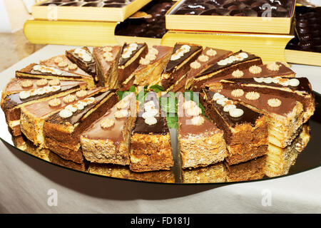 Gâteau sablé aux authentiques, les feuilles de menthe sur une plaque miroir, buffet. Matin, à la mode d'éclairage atmosphérique spot branché soft focu Banque D'Images