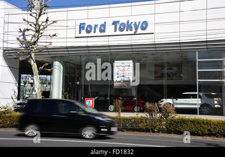 Tokyo, Japon. 27 Jan, 2016. Un concessionnaire automobile Ford vu Tokyos en banlieue ouest de Nerima le mercredi, Janvier 27, 2016, est l'un des 52 concessionnaires à travers la nation qui se ferme lorsque le constructeur automobile américain se retire du Japon à la fin de cette année après 91 ans d'histoire. Ford, qui n'ont vendu que 5 000 voitures, à seulement 0,1  % dans le marché japonais l'année dernière, a déclaré que les conditions du marché japonais font qu'il est difficile d'augmenter les ventes ou faire des bénéfices durables. © Natsuki Sakai/AFLO/Alamy Live News Banque D'Images