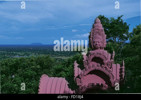 La vue de Phnom Sampeau sur les plaines cambodgiennes, province de Battambang, Cambodge. © Kraig Lieb Banque D'Images