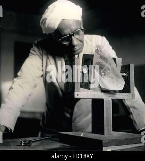 1968 - L'Inde scientifique évolue Nouvelle théorie sur les diamants il y a quatre espèces de la pierre la plus précieuse au monde. Années d'études dans son laboratoire ont conduit Sir C.V.Raman, scientifique de renommée mondiale, de déclarer une nouvelle théorie sur les diamants. Ce lauréat du prix Nobel, dont le nom complet est Raja-sabhabhushana Bharata Ratna Sir Chandrasekhara Venkata Raman ac., récent lauréat du prix Lénine pour la paix et découvreur de la spectre Raman et de nombreux progrès chimiques d'utilisation dans l'industrie pétrolière, les revendications qu'il y a quatre et non pas un type de diamant. Dans son laboratoire de Mysore, dans l'Institut de recherche Raman Banque D'Images