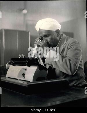 1968 - L'Inde scientifique évolue Nouvelle théorie sur les diamants il y a quatre espèces de la pierre la plus précieuse au monde. Années d'études dans son laboratoire ont conduit Sir C.V.Raman, scientifique de renommée mondiale, de déclarer une nouvelle théorie sur les diamants. Ce lauréat du prix Nobel, dont le nom complet est le bharata Ratna Raja-Sabhabhushana Sir Chandrasekhara Venkata Raman ac., récent lauréat du prix Lénine pour la paix et découvreur de la spectre Raman et de nombreux progrès chimiques d'utilisation dans l'industrie pétrolière, les revendications qu'il y a quatre et non pas un type de diamant. Dans son laboratoire de Mysore, dans l'Institut de recherche Raman Banque D'Images