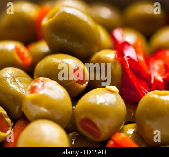 Olives vertes farcies au piment Banque D'Images