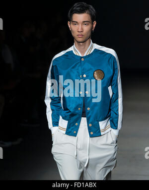 NEW YORK, NY - 14 juillet 2015 : Jeon promenades juin la piste pendant le concept Corée show à New York Fashion Week Men's S/S 2016 Banque D'Images