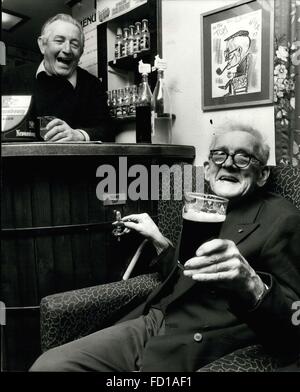 1976 - Tom a sa boisson favorite au robinet : Tom Richards a trouvé le meilleur moyen d'éviter de devoir combattre son chemin jusqu'à la bar dans sa section locale. Sa bière je directement dans un fond puis par son président afin qu'il puisse servir lui-même . 85 ans Tom, un rekired plombier, a demandé à l'Union Inn à St Ives, Cornwall, pour le passé 64 ans. Si le propriétaire Tom Allen pense qu'il mérite un peu d'un traitement spécial. © Keystone Photos USA/ZUMAPRESS.com/Alamy Live News Banque D'Images