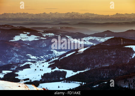 Vue du Belchen en hiver dans les Alpes Suisses, coucher de Forêt Noire, Bade-Wurtemberg, Allemagne Banque D'Images