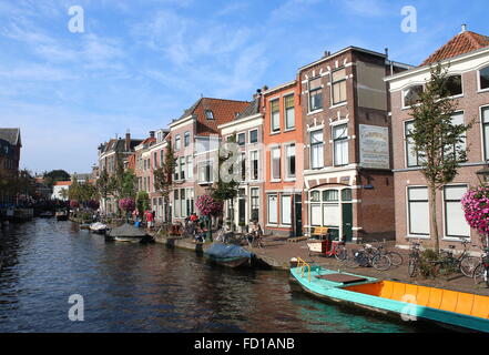 Oude Rijn canal dans le centre historique de Leiden, Pays-Bas Banque D'Images