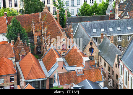 Toits de maisons flamandes à Bruges, Belgique Banque D'Images