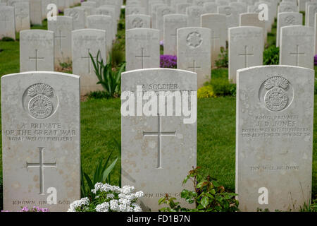 Pierres tombales au cimetière du Bois Delville, Longueval, Somme, France. Banque D'Images