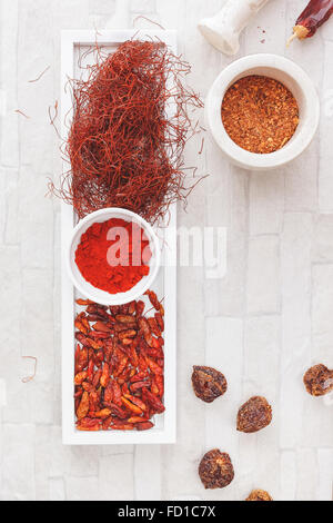 Assortiment de piments y compris : le chili en poudre, piment rouge broyé ; piments du Chili, Chili séché et threads habanero. Banque D'Images